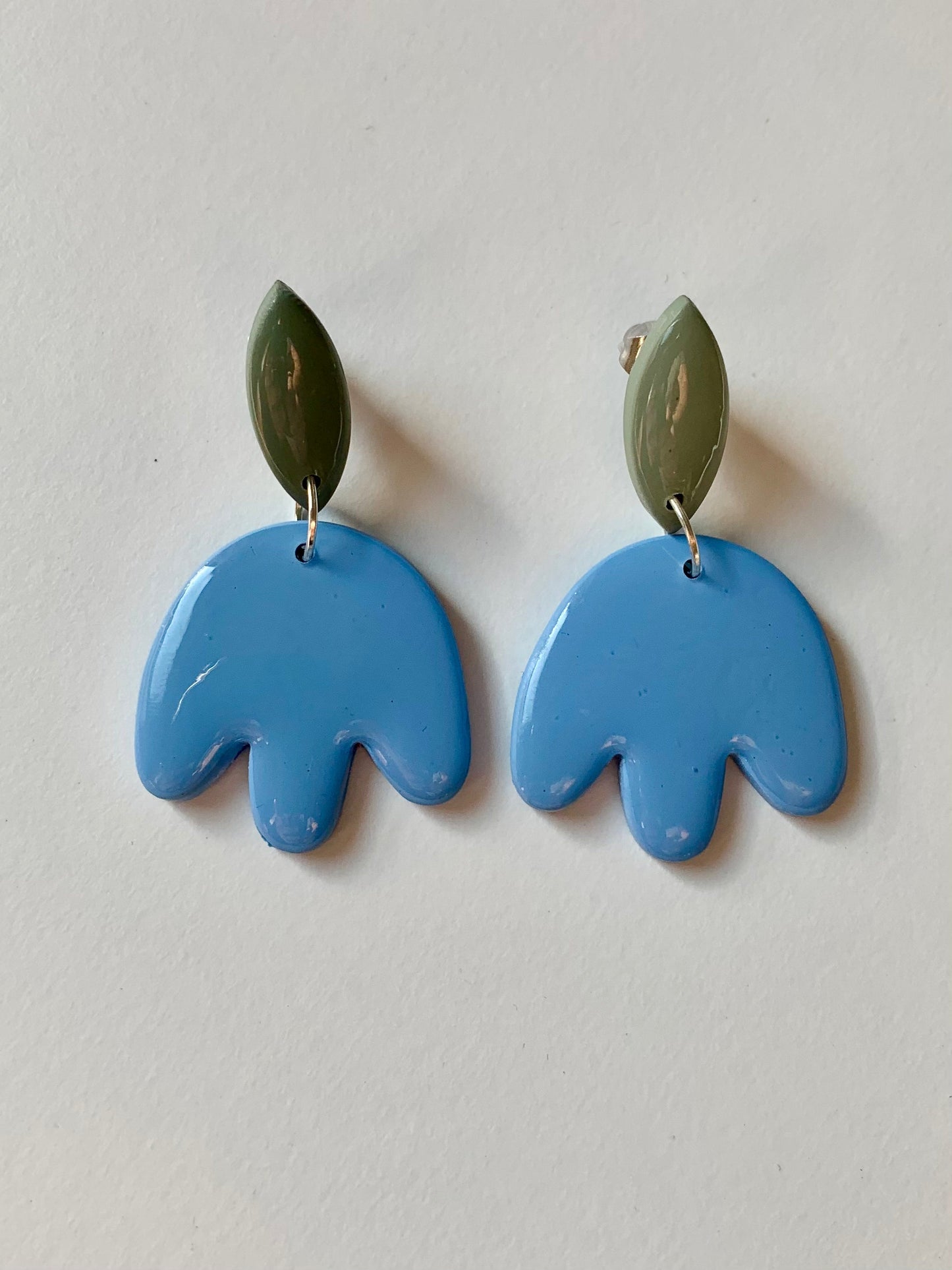 Pendientes flora azul de arcilla polimérica hechos a mano - Carine, vista 2