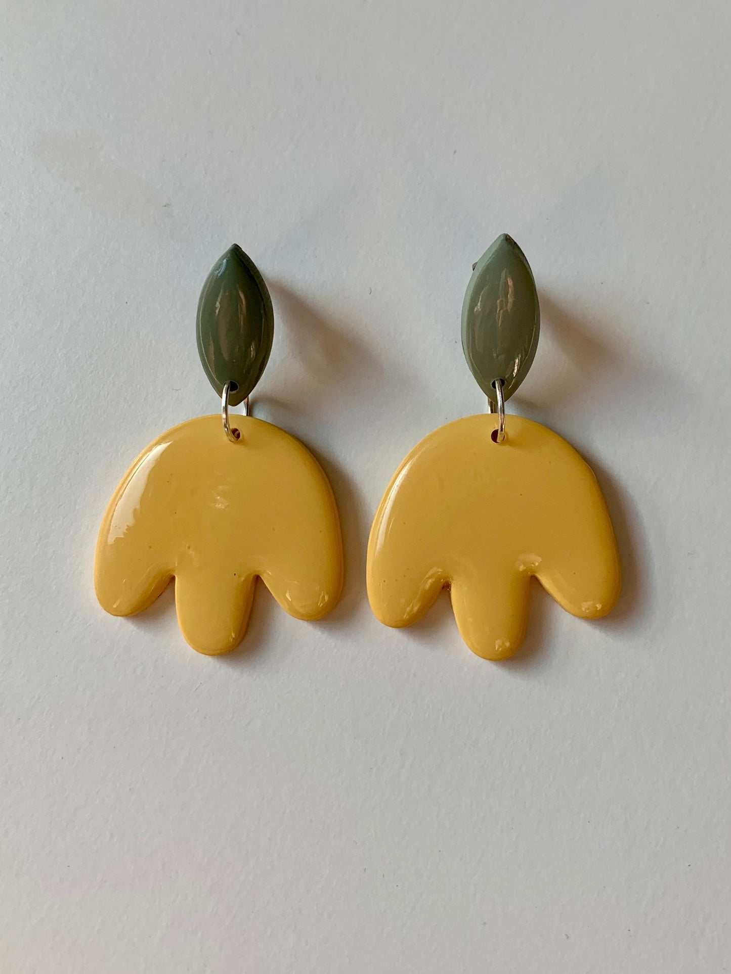 Pendientes flora amarillo de arcilla polimérica hechos a mano - Carine, vista 2