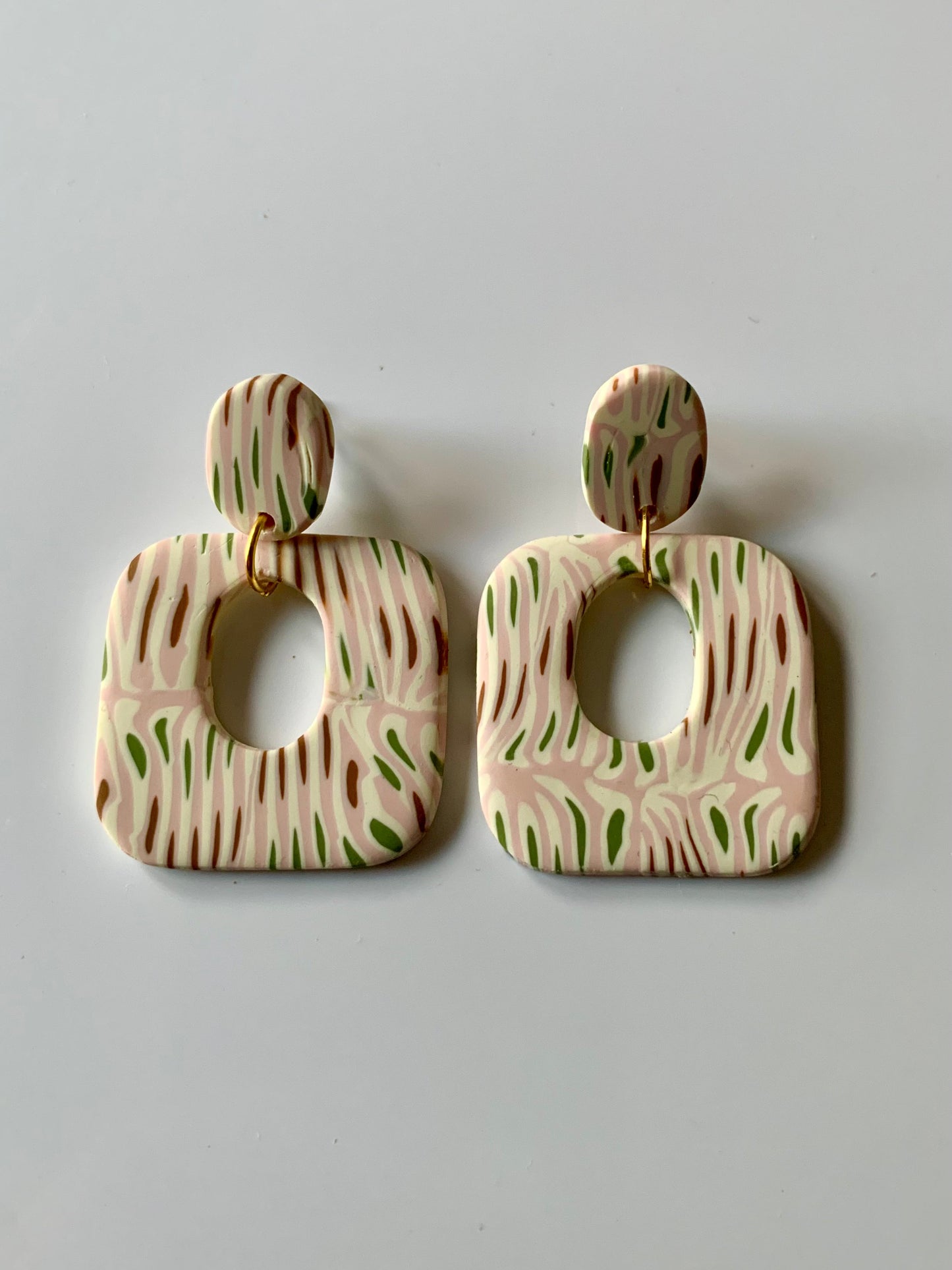 Pendientes dalia hueso y rosa de arcilla polimérica hechos a mano - Carine