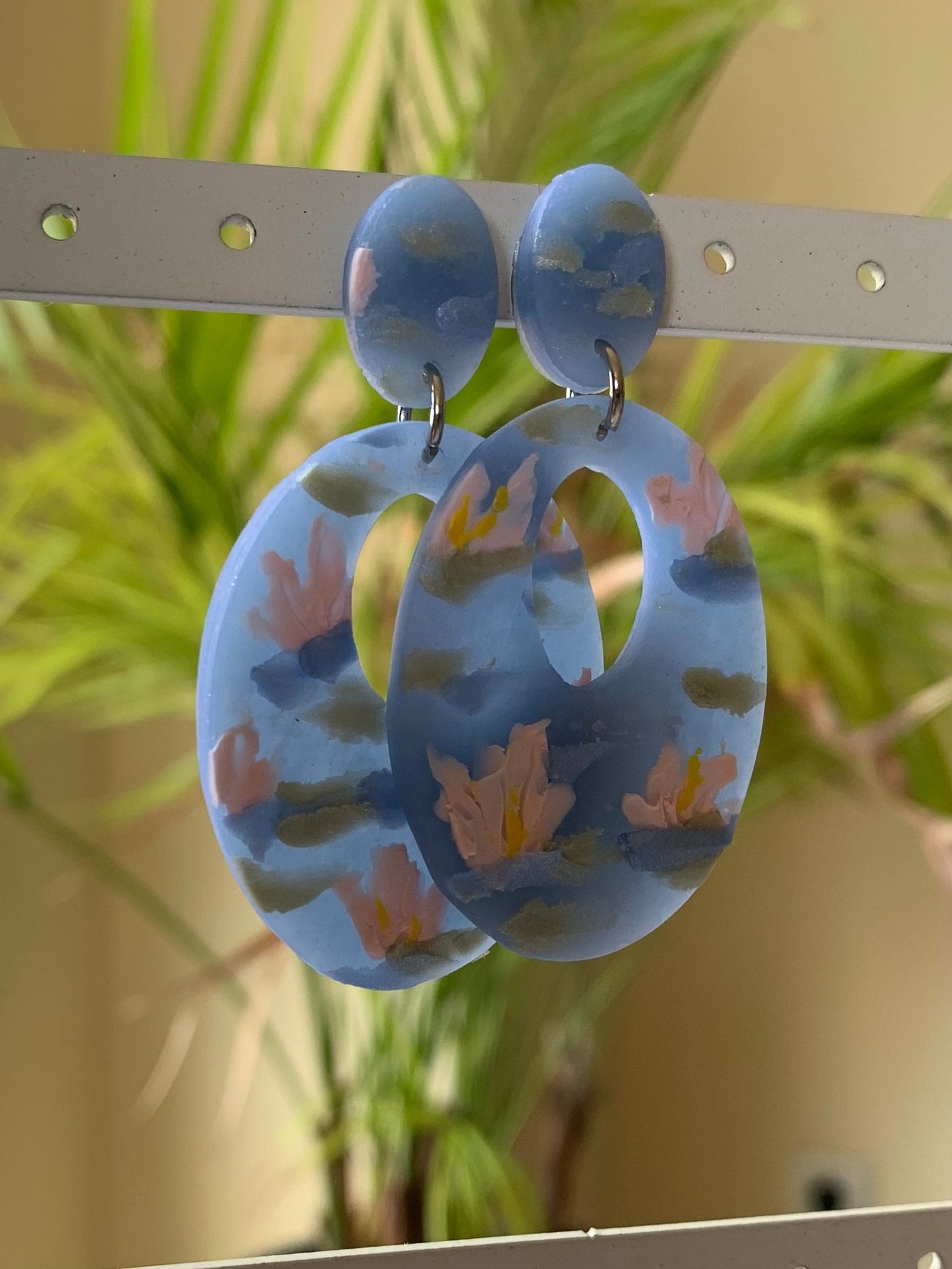 Pendientes abril azul translúcido nenúfares de arcilla polimérica hechos a mano - Carine, vista 2