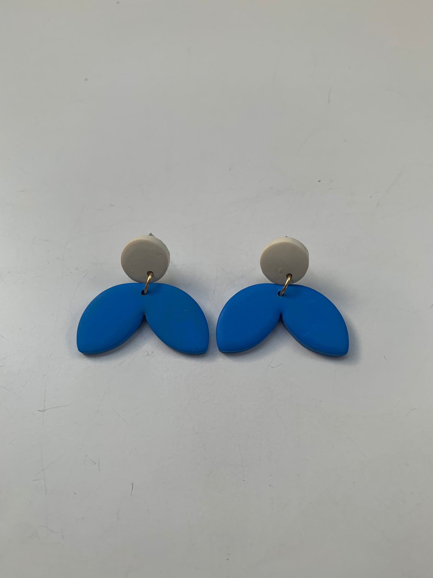 Pendientes ariel azul de arcilla polimérica hechos a mano - Carine