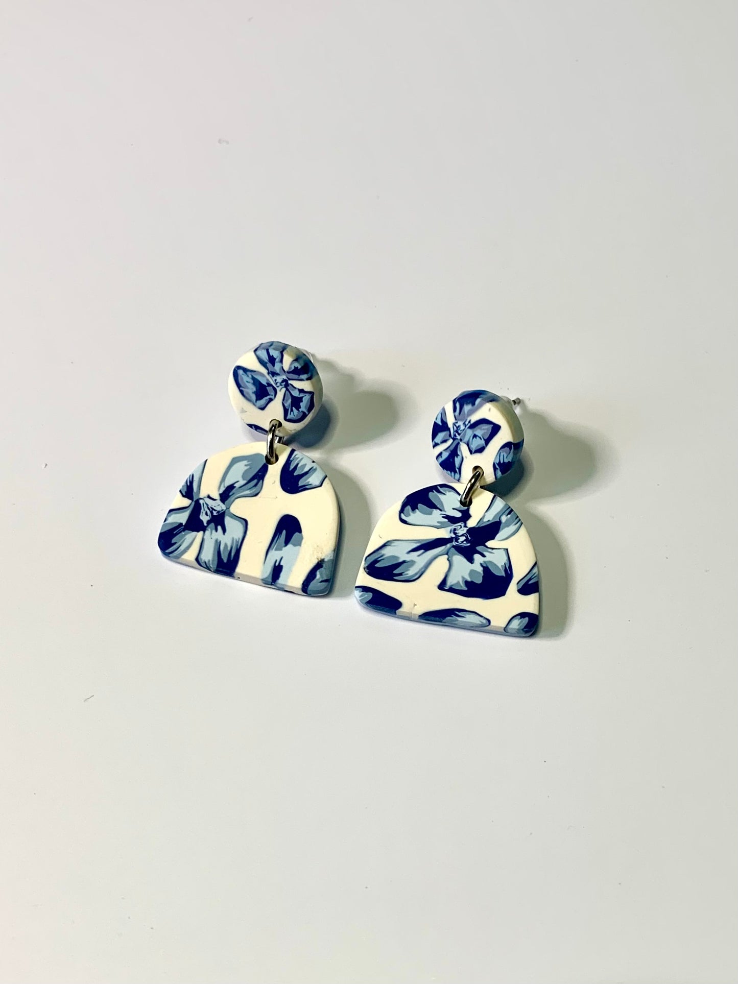 Meninas muchas flores azules
