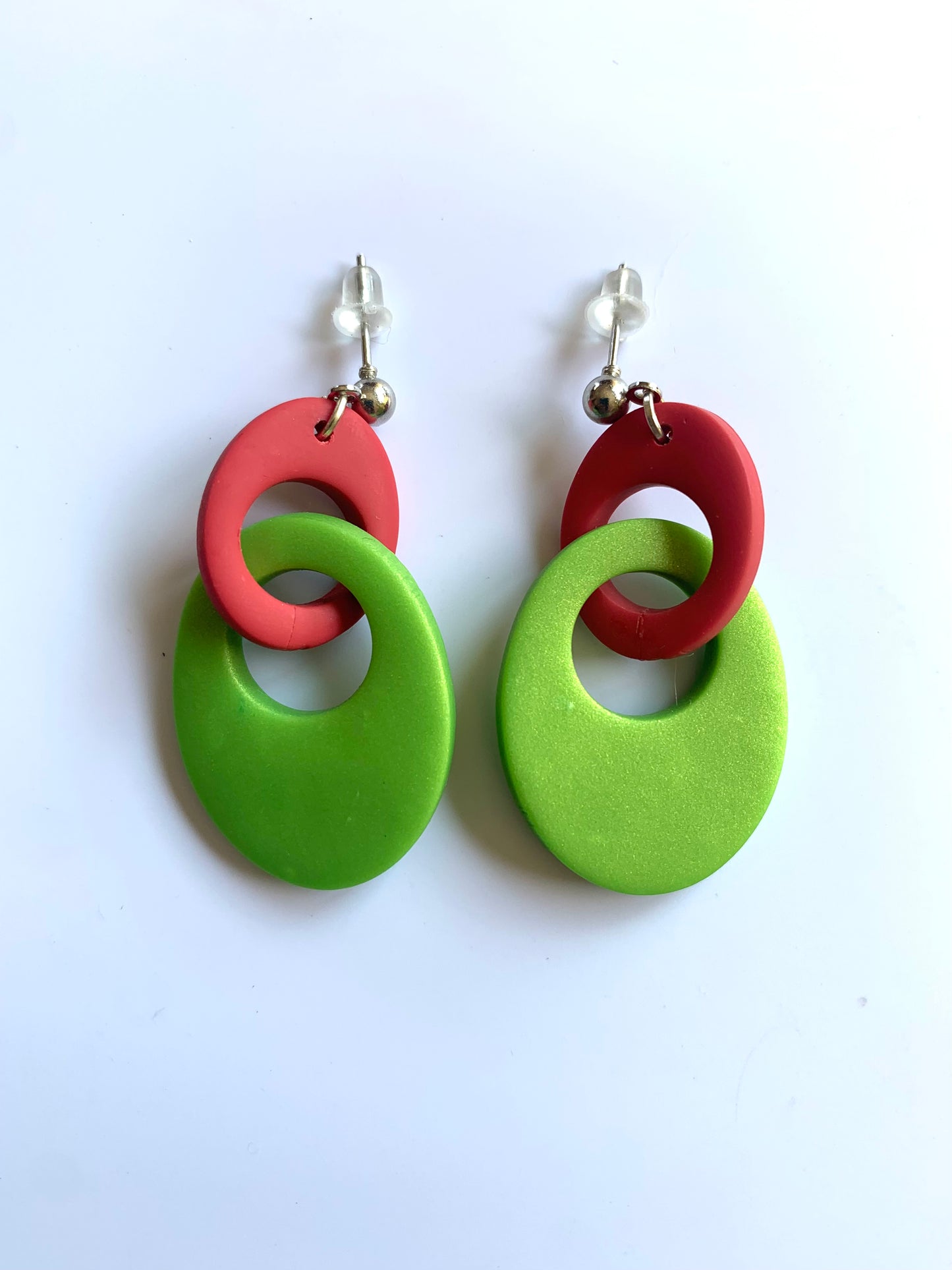 Soles verde brillante y rojo