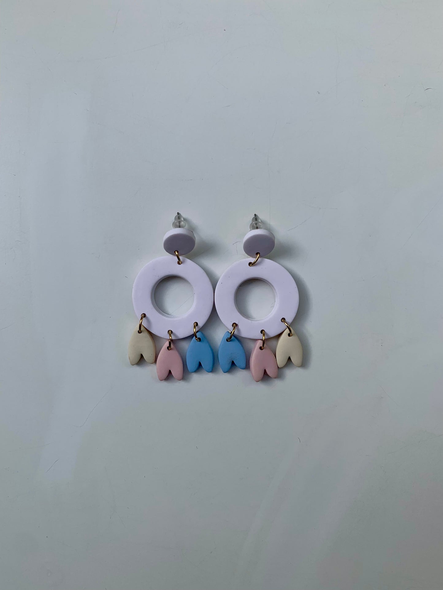 Atrapasueños blanco, amarillo, rosa y azul