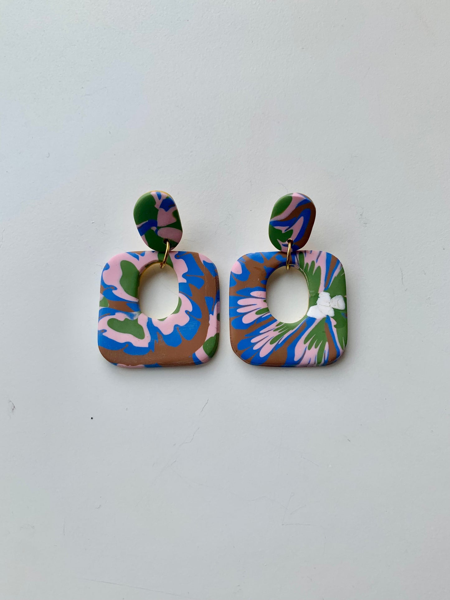 Pendientes dalia rosa y marrón de arcilla polimérica hechos a mano - Carine, vista 2