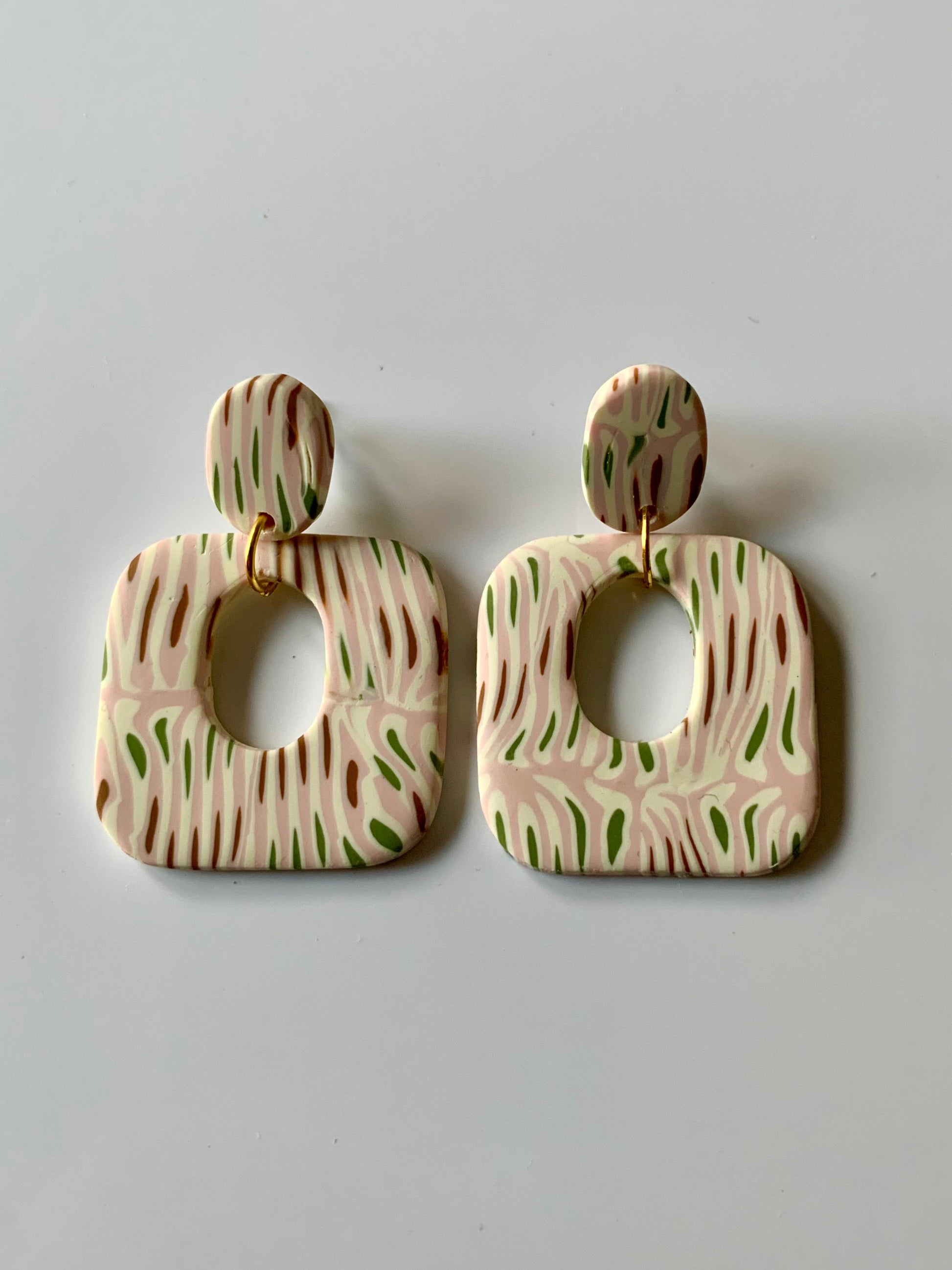 Pendientes dalia hueso y rosa de arcilla polimérica hechos a mano - Carine