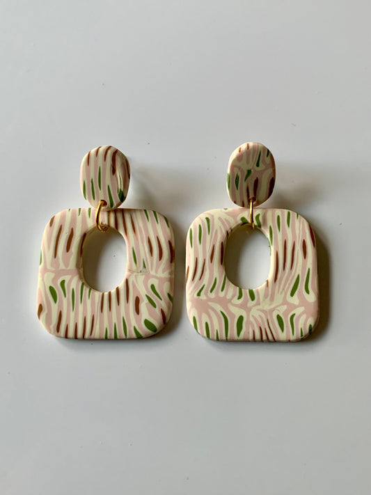 Pendientes dalia hueso y rosa de arcilla polimérica hechos a mano - Carine