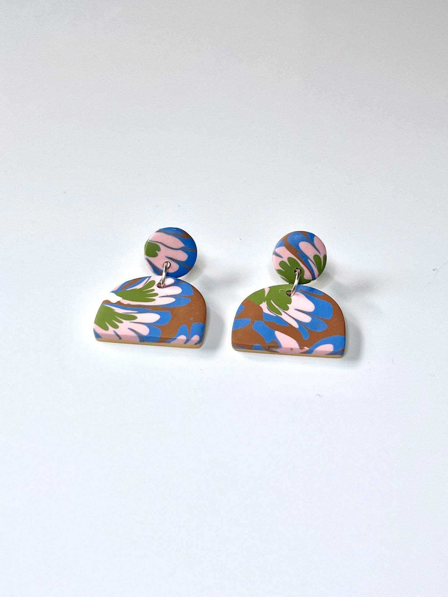 Pendientes meninas flores marrones y rosas de arcilla polimérica hechos a mano - Carine, vista 2