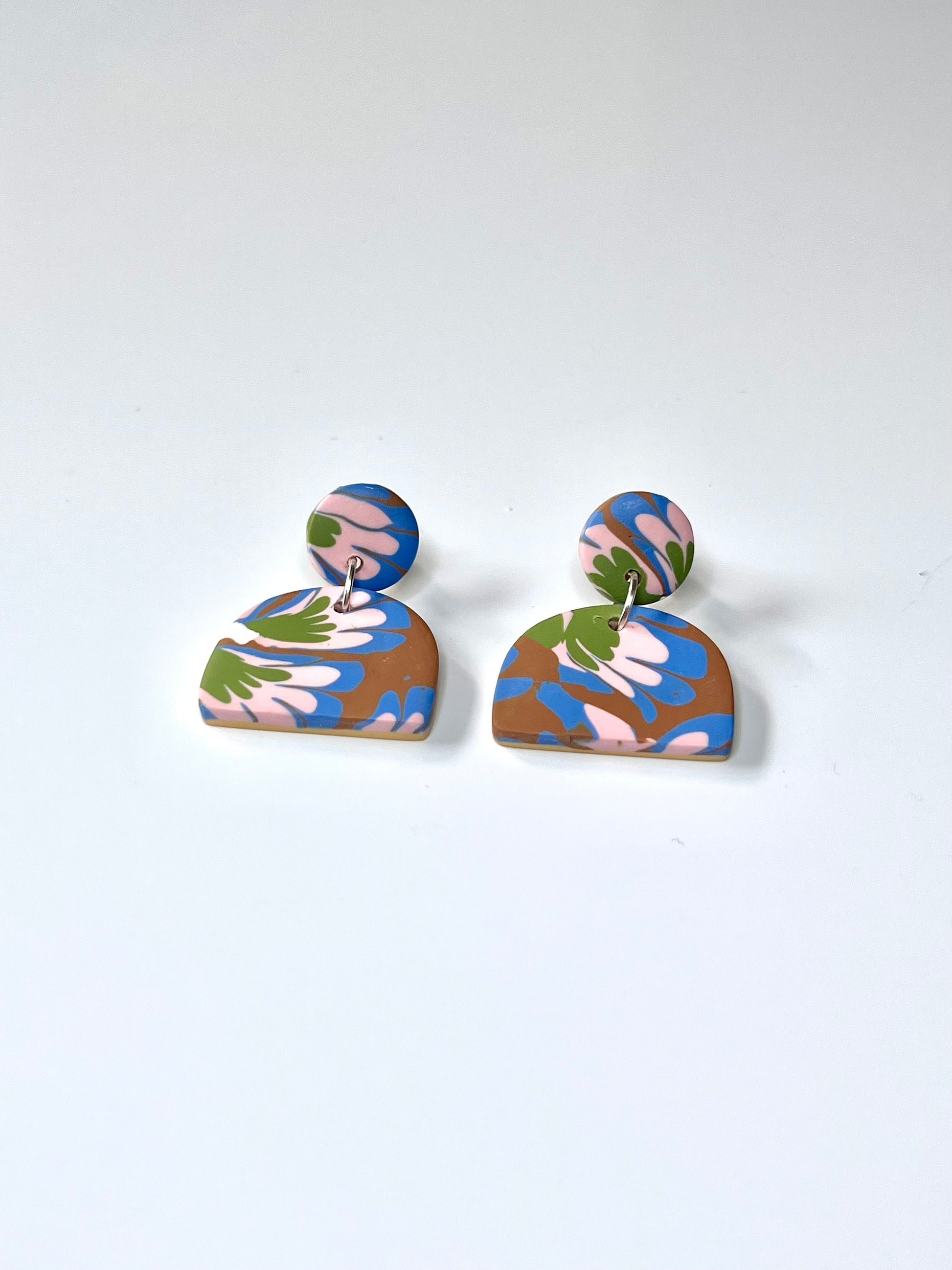 Pendientes meninas flores marrones y rosas de arcilla polimérica hechos a mano - Carine, vista 2