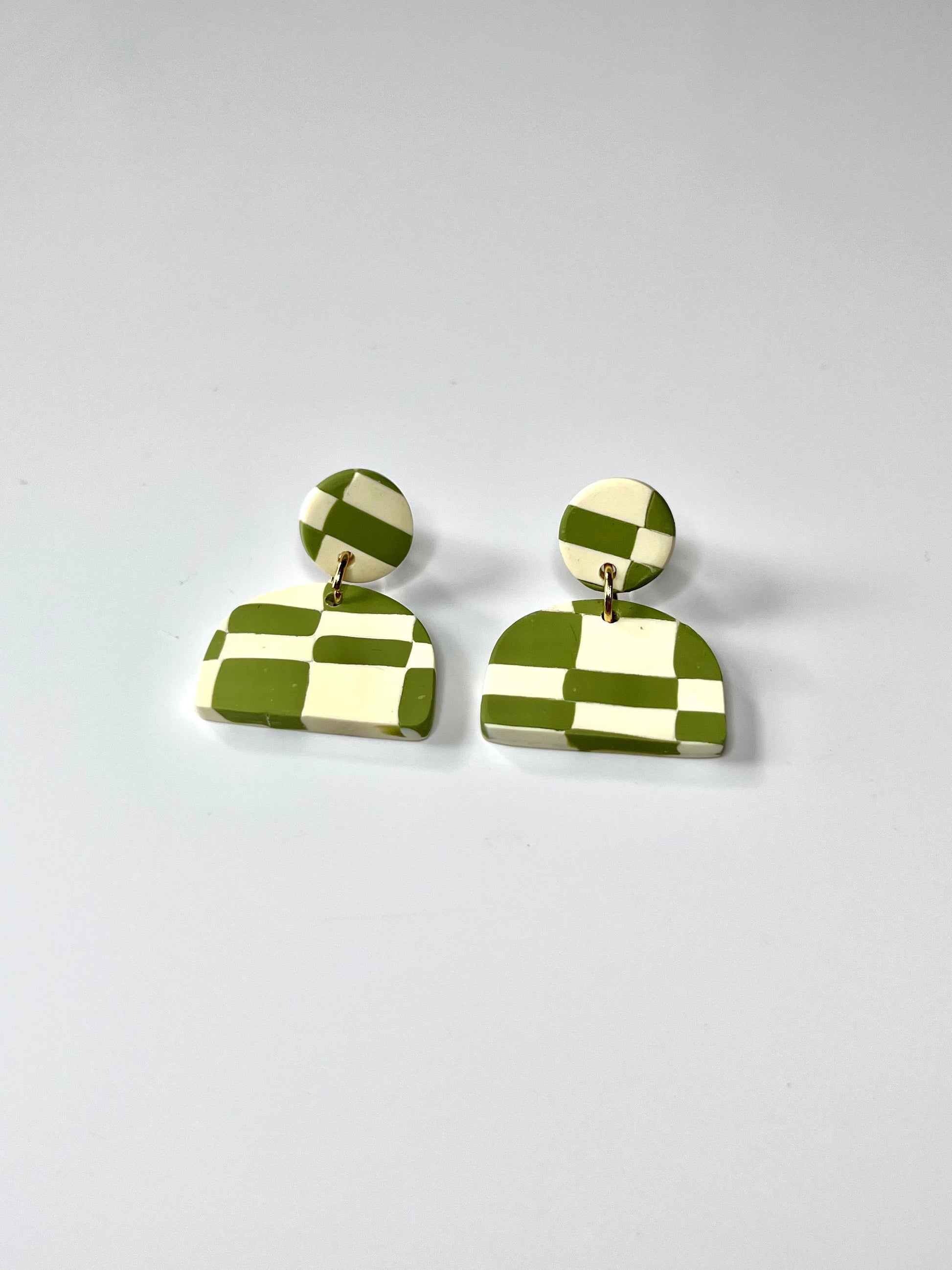 Pendientes meninas cuadros hueso y verde de arcilla polimérica hechos a mano - Carine