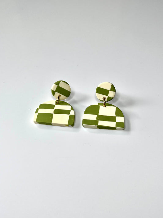 Pendientes meninas cuadros hueso y verde de arcilla polimérica hechos a mano - Carine