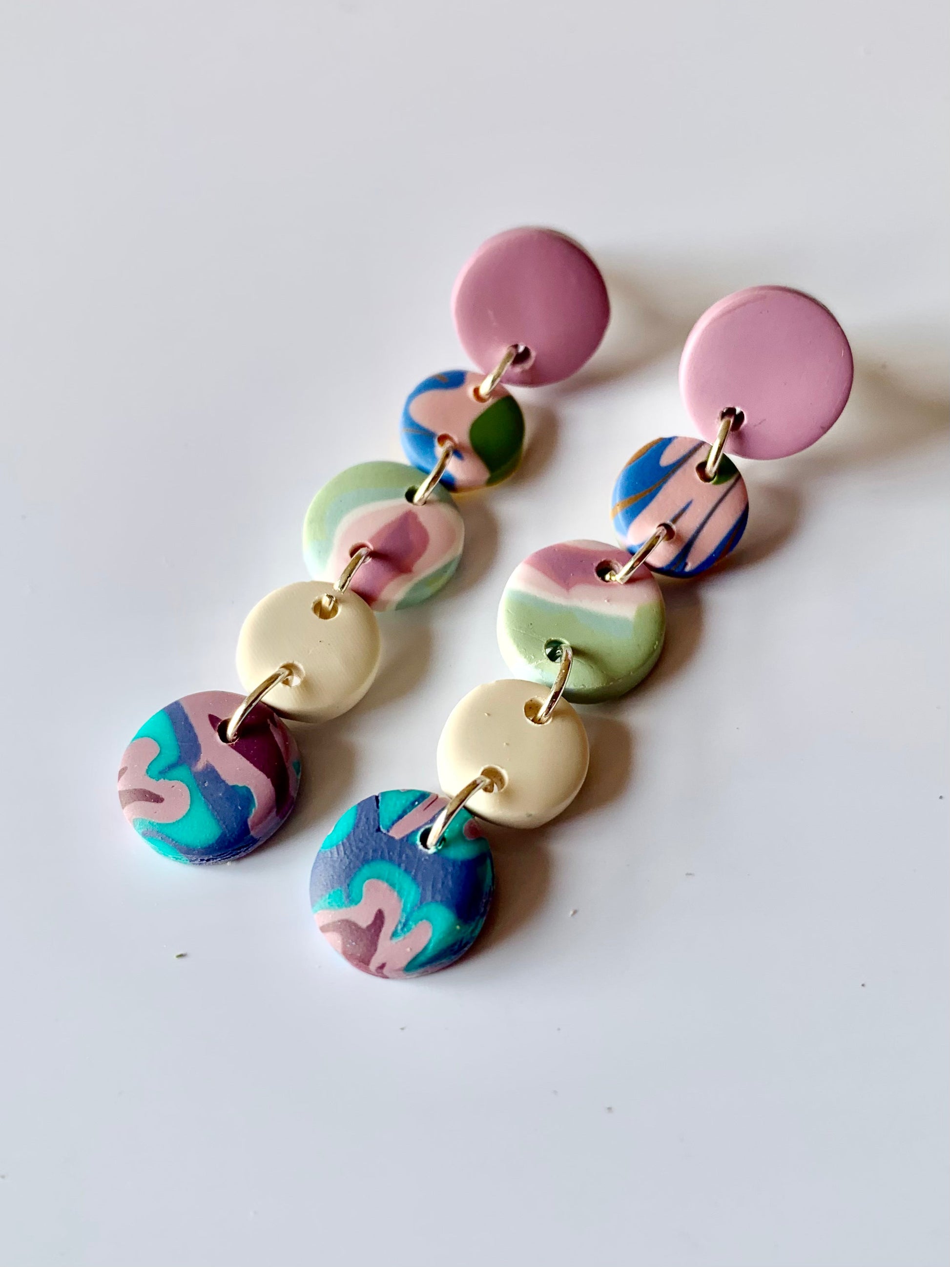 Pendientes celia morado claro y multicolor de arcilla polimérica hechos a mano - Carine