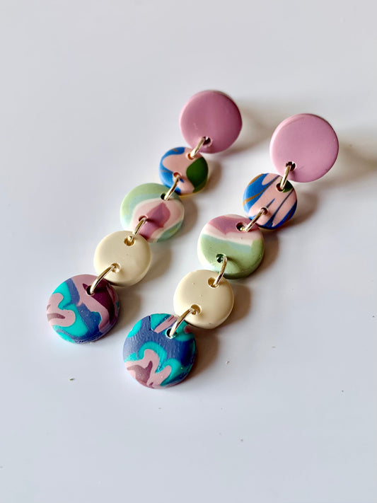 Pendientes celia morado claro y multicolor de arcilla polimérica hechos a mano - Carine