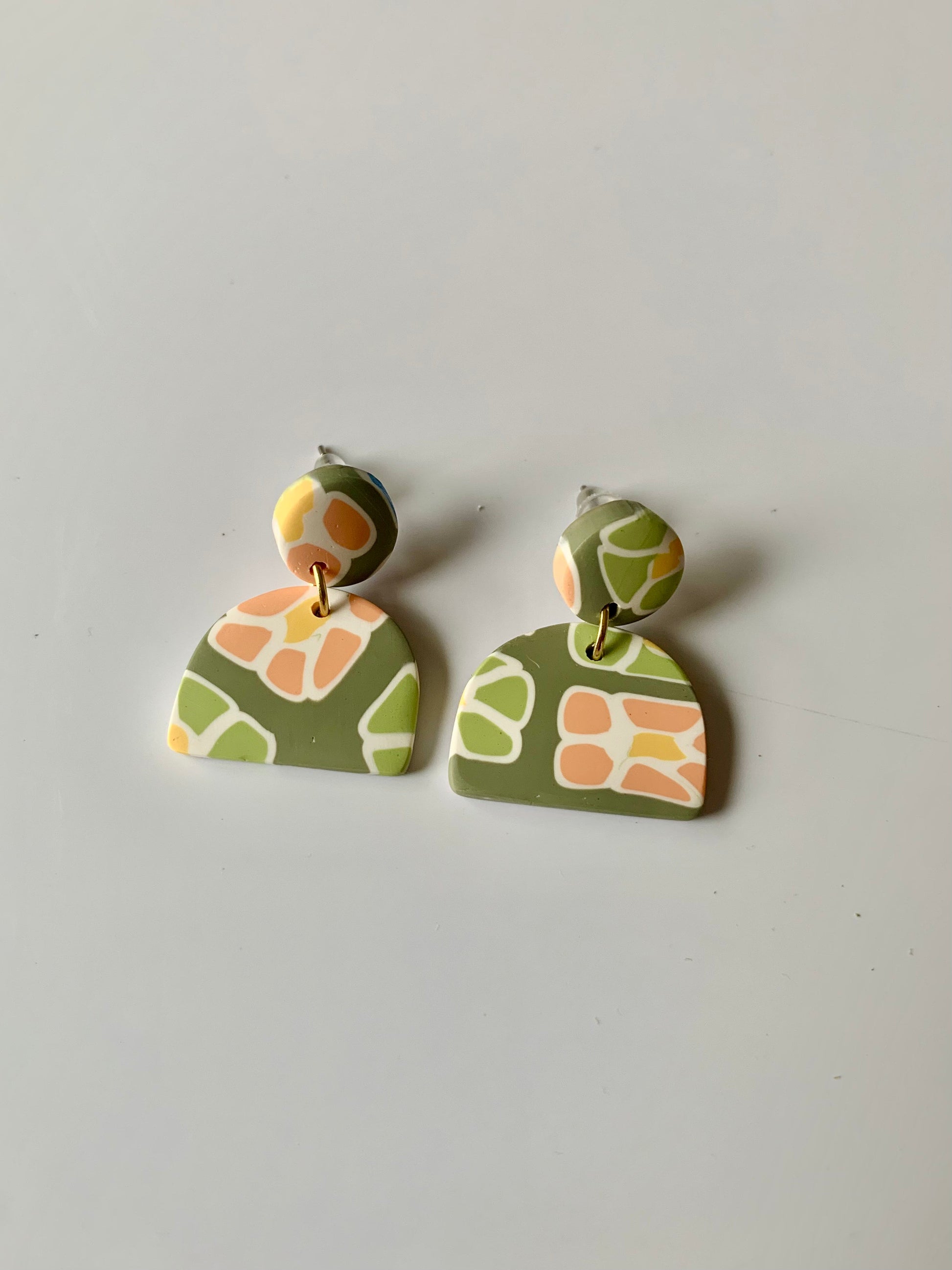 Pendientes meninas flores naranjas y verdes de arcilla polimérica hechos a mano - Carine