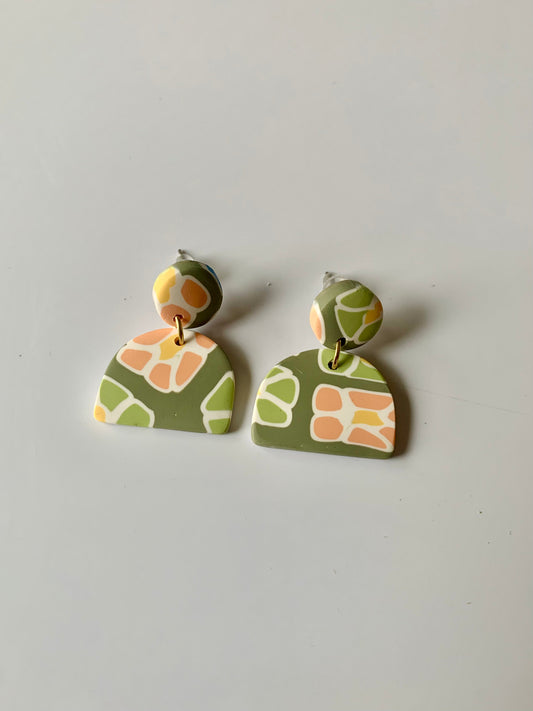 Pendientes meninas flores naranjas y verdes de arcilla polimérica hechos a mano - Carine