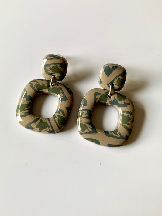 Pendientes mini greta flores grises de arcilla polimérica hechos a mano - Carine