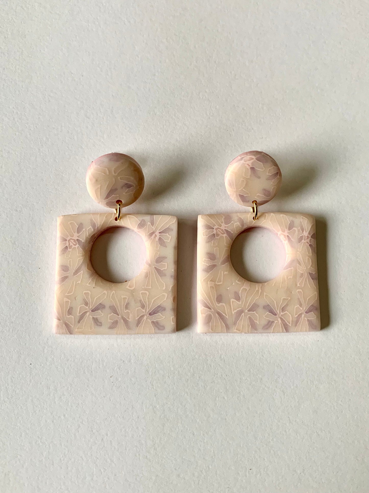 Pendientes elena flores rosas de arcilla polimérica hechos a mano - Carine