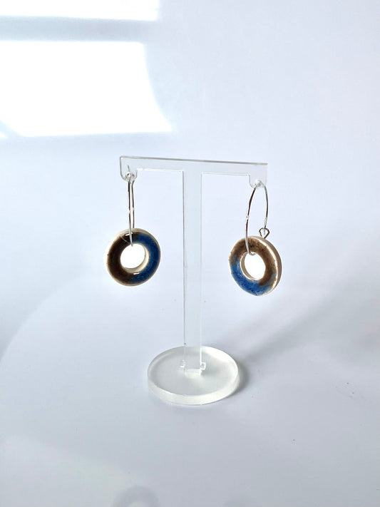 Nora marron y azul