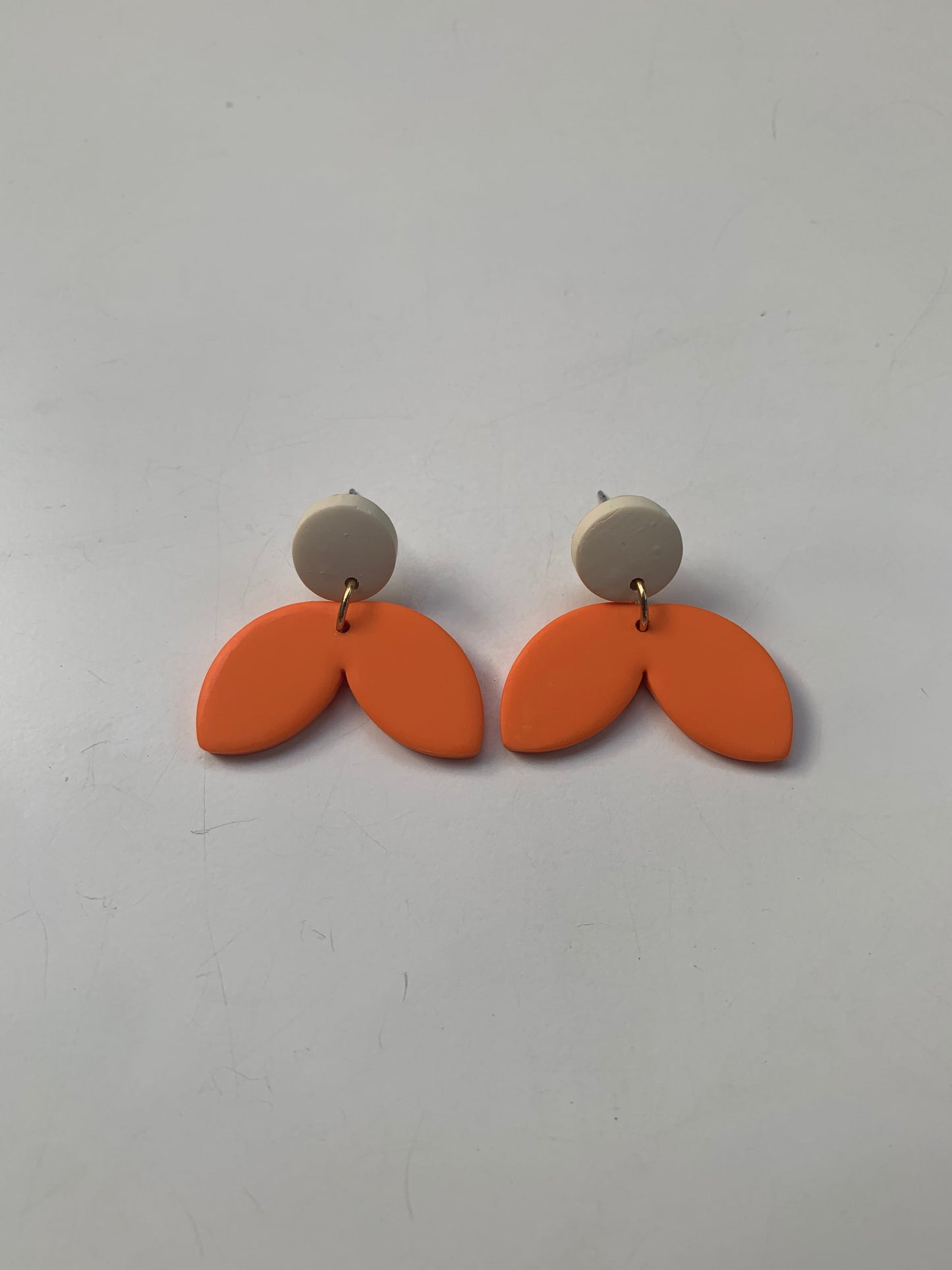 Pendientes ariel naranja de arcilla polimérica hechos a mano - Carine