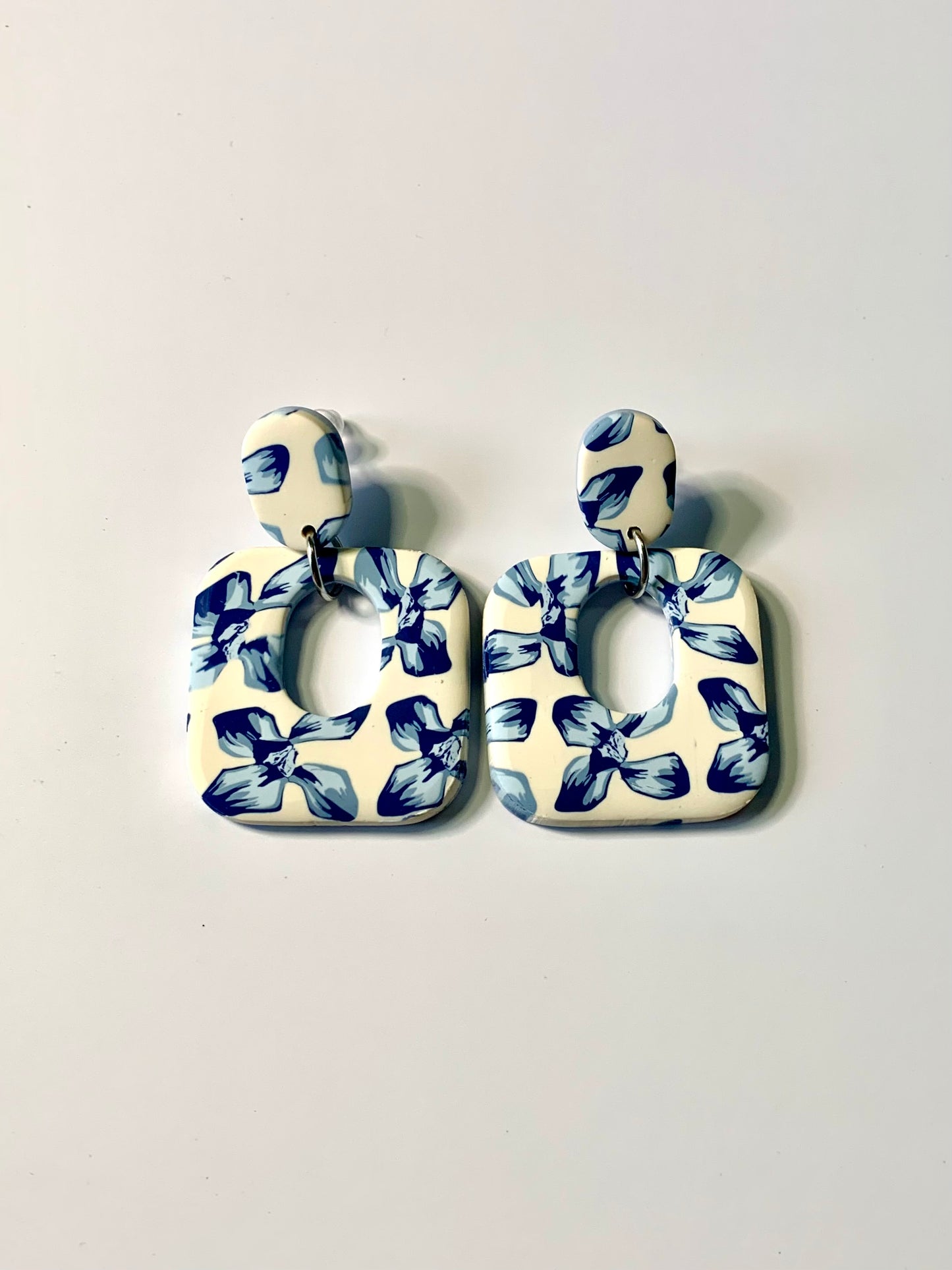 Dalia muchas flores azules