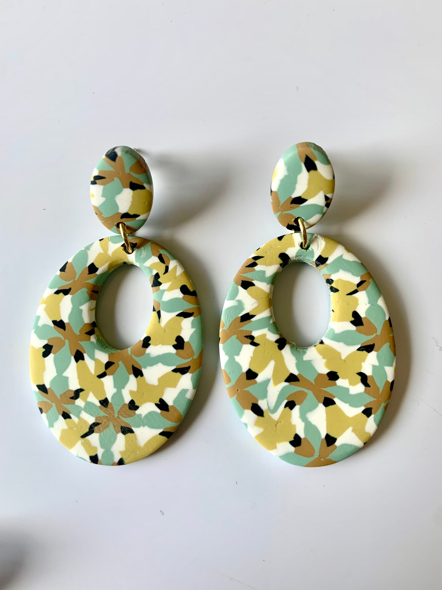 Abril verde, negro y blanco