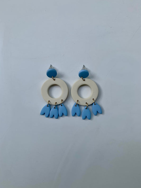 Pendientes atrapasueños celeste y hueso de arcilla polimérica hechos a mano - Carine