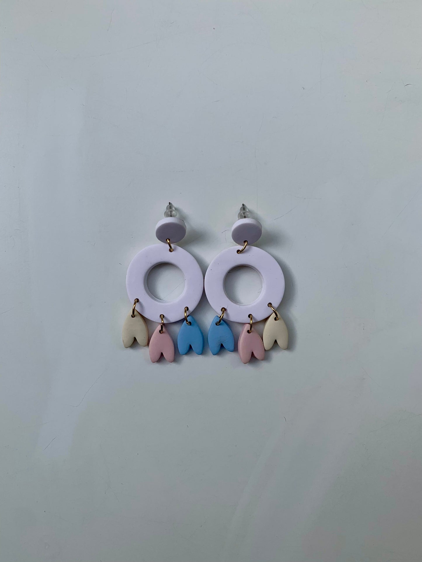 Pendientes atrapasueños blanco, amarillo, rosa y azul de arcilla polimérica hechos a mano - Carine