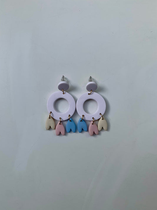 Pendientes atrapasueños blanco, amarillo, rosa y azul de arcilla polimérica hechos a mano - Carine