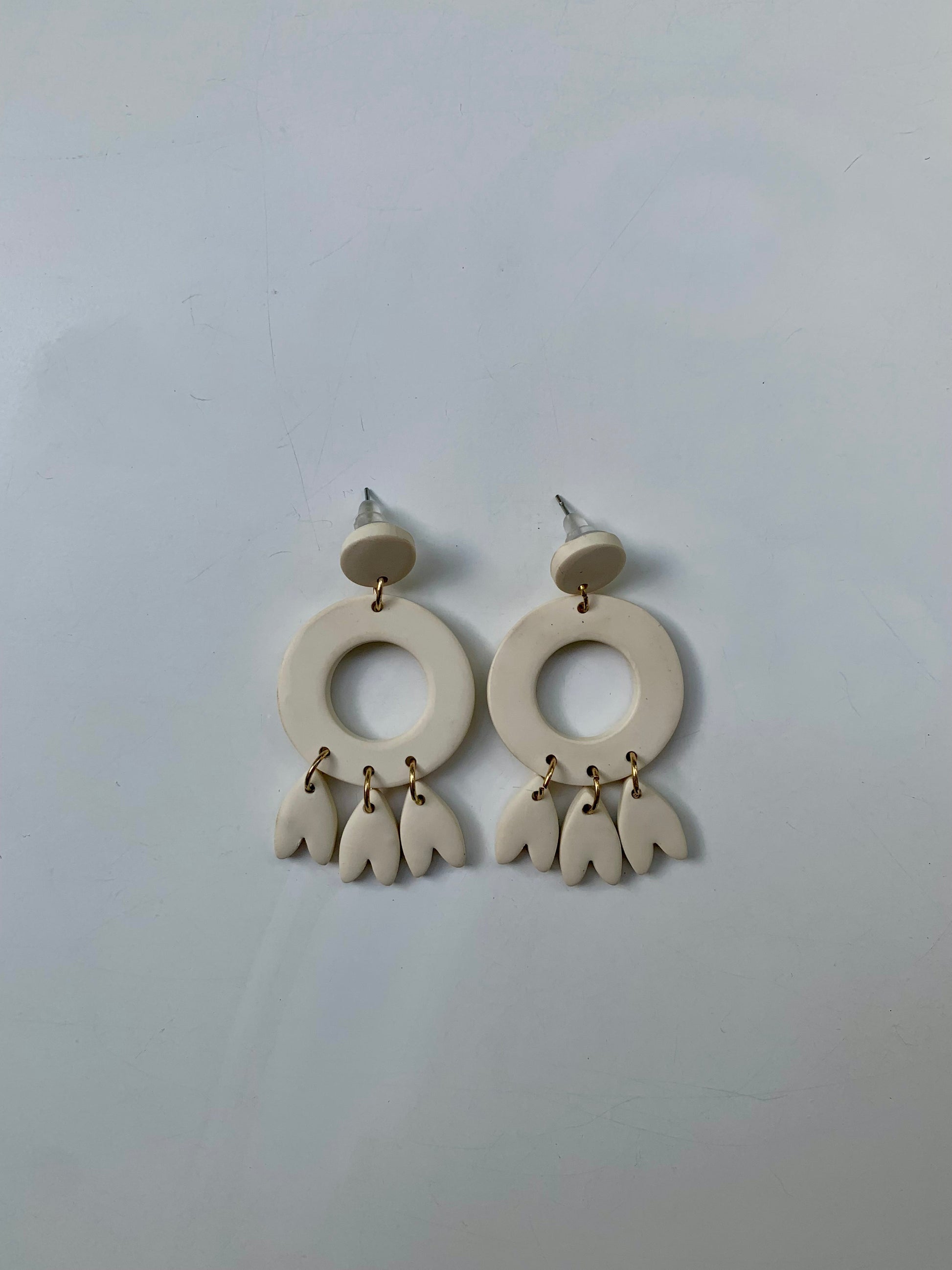 Pendientes atrapasueños hueso de arcilla polimérica hechos a mano - Carine