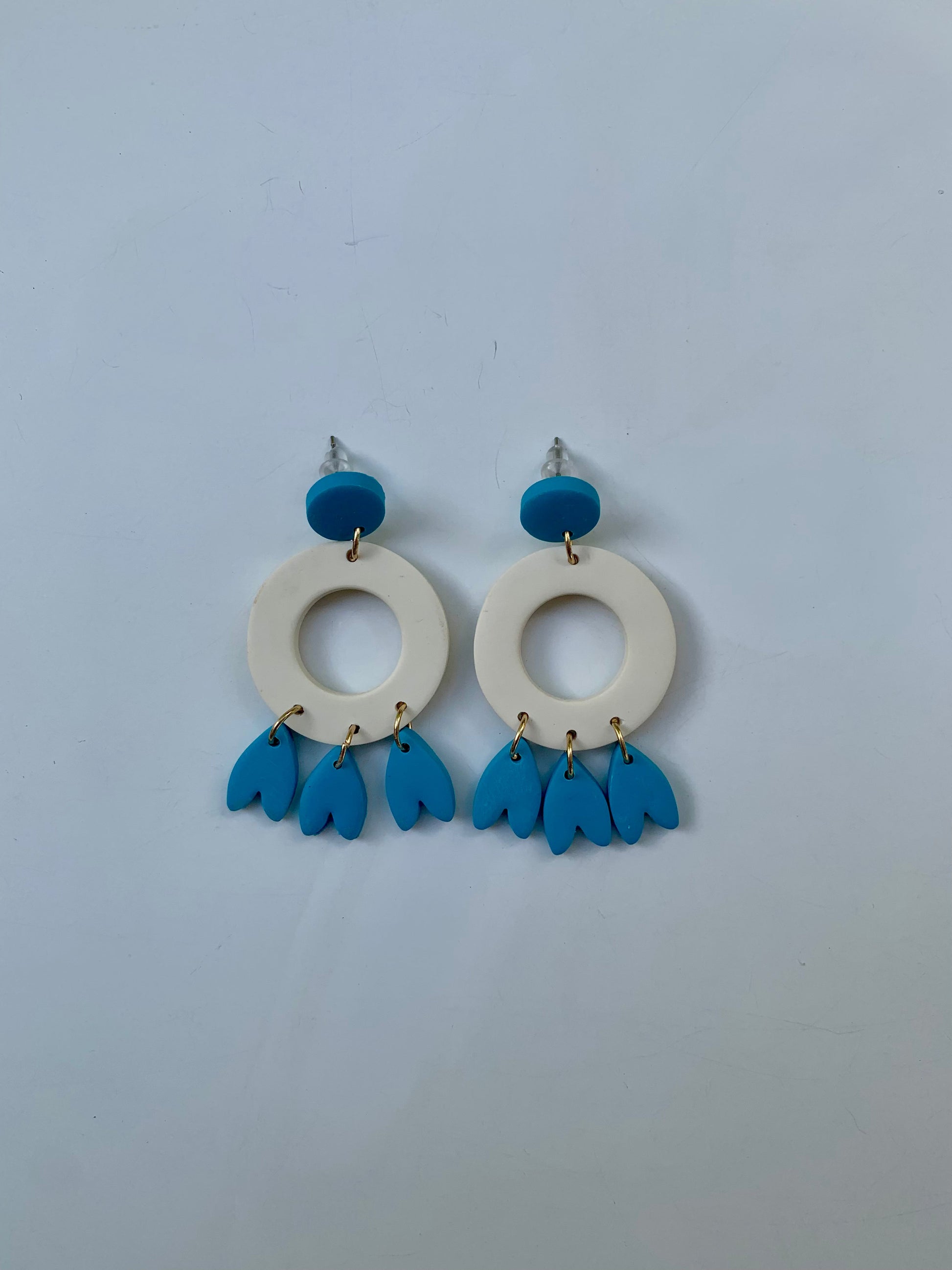 Pendientes atrapasueños hueso y turquesa de arcilla polimérica hechos a mano - Carine