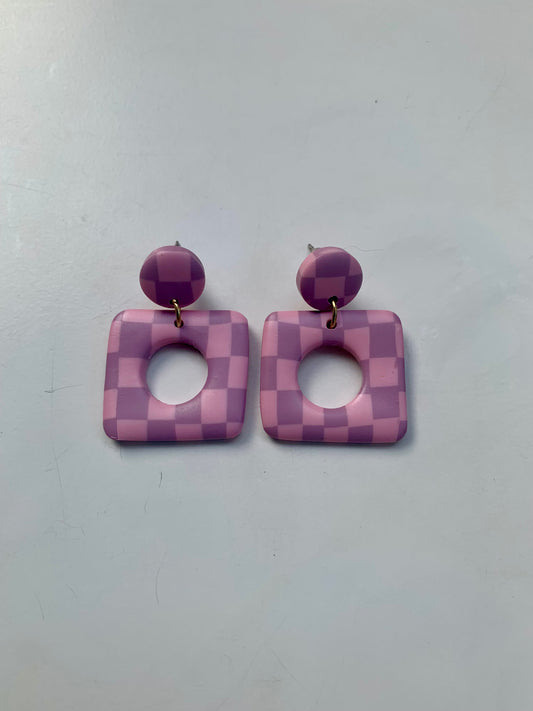 Pendientes greta cuadros rosas y morado claro de arcilla polimérica hechos a mano - Carine