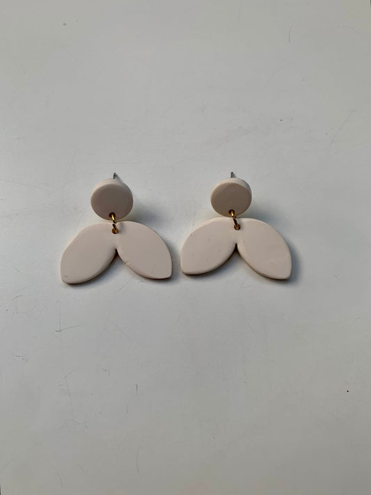 Pendientes ariel hueso de arcilla polimérica hechos a mano - Carine