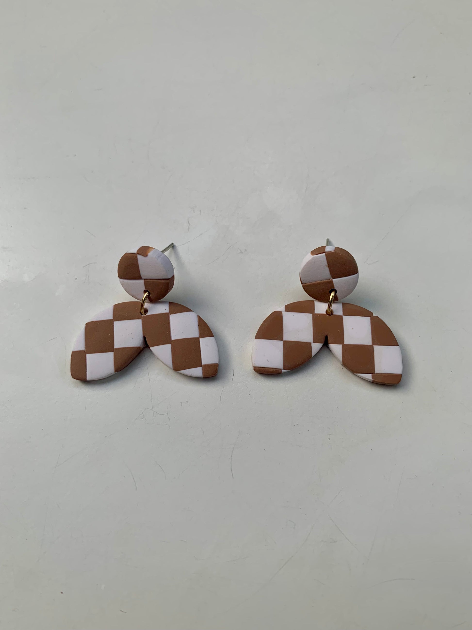 Pendientes ariel cuadros marrón y blanco de arcilla polimérica hechos a mano - Carine