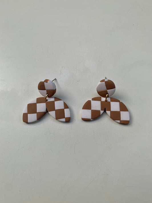 Pendientes ariel cuadros marrón y blanco de arcilla polimérica hechos a mano - Carine