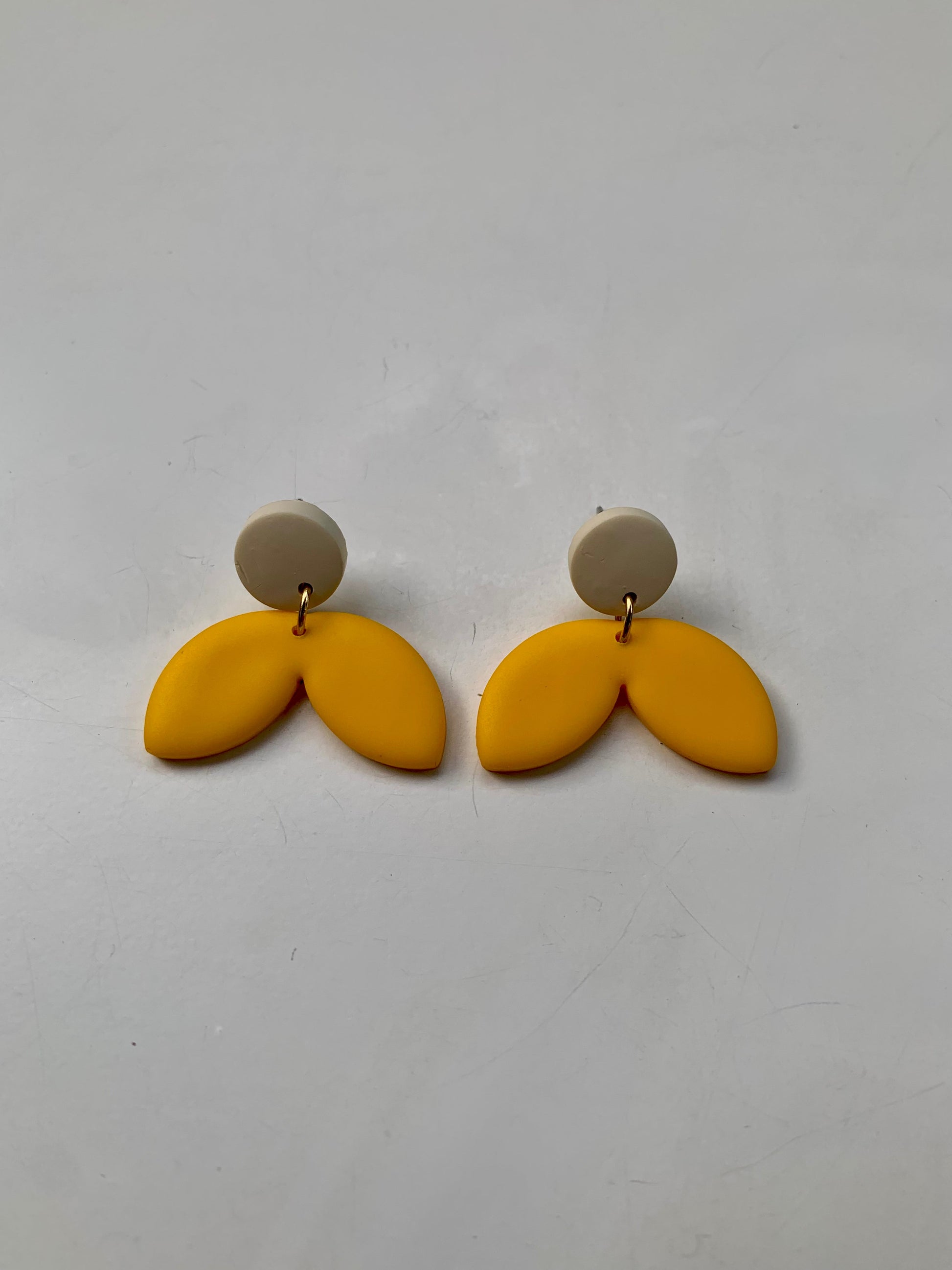 Pendientes ariel amarillo de arcilla polimérica hechos a mano - Carine
