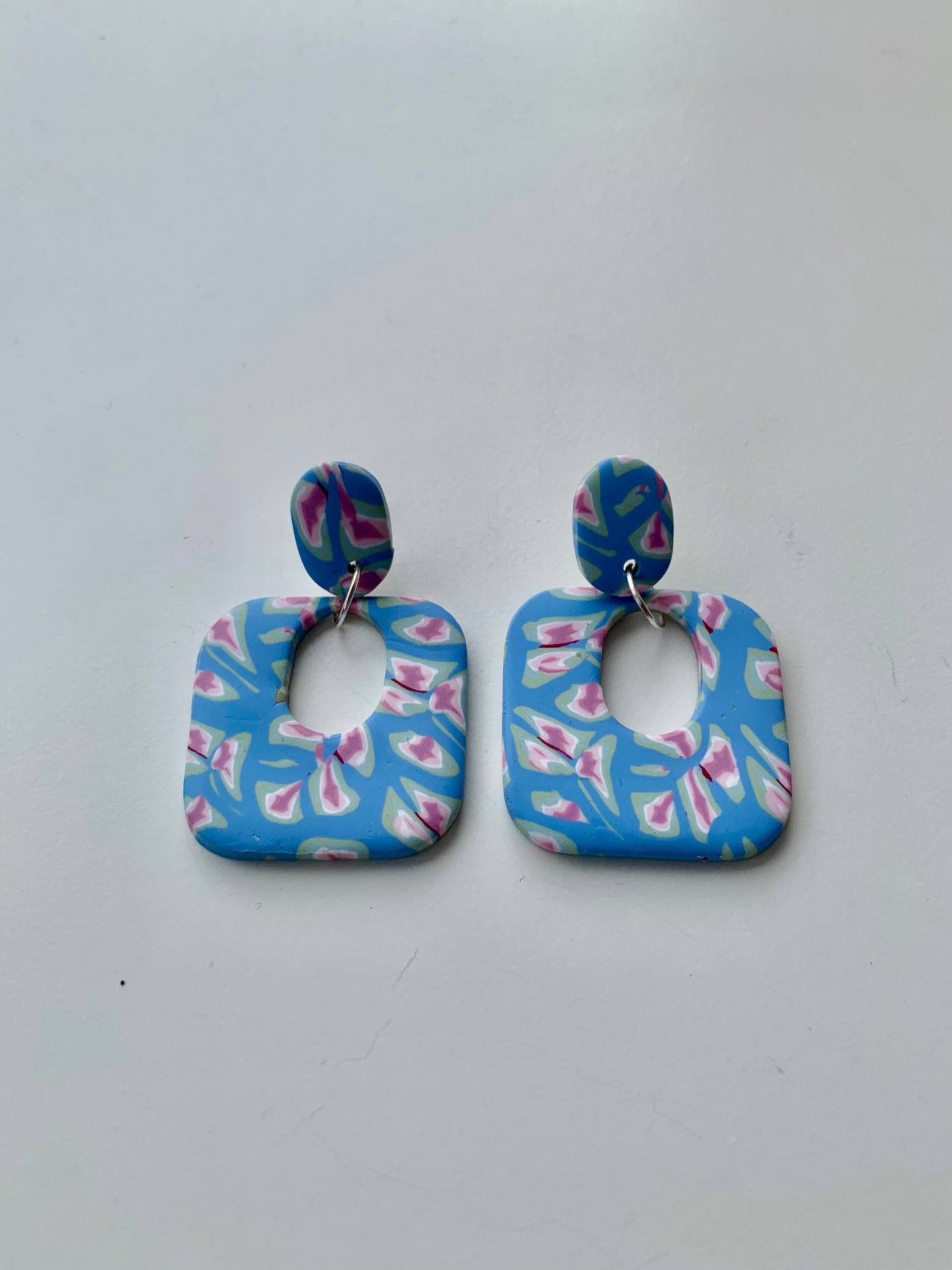 Pendientes dalia azul, rosa y verde de arcilla polimérica hechos a mano - Carine